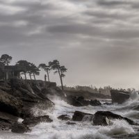 Iespaidīgi foto: Varenas bangas un šļakatas Ziemeļu fortos