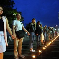 ФОТО: Новая живая цепь. У памятника Свободы в Риге отметили годовщину "Балтийского пути"
