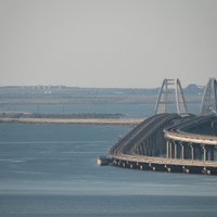 Pēc sprādzieniem iegruvis Krimas tilta laidums