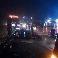 Ventspils novadā baļķvedējs 'pazaudē' piekabi; negadījumā cieš trīs cilvēki