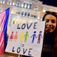 Grieķijas parlaments viendzimuma pāriem ļauj slēgt civilu savienību
