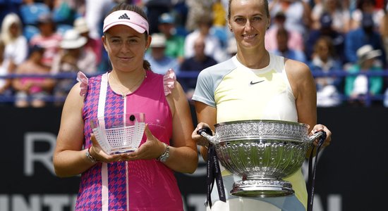 Ostapenko finālā zaudē Kvitovai un nenosargā Īstbornas turnīra titulu