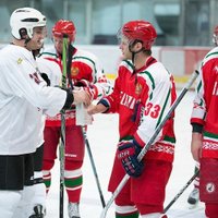 Foto: Kā Saeimas deputāti hokeja laukumā baltkrievu kolēģus 'integrēja Eiropā'