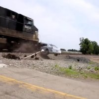 Video: ASV vilciens pilnā ātrumā taranē uz sliedēm iestrēgušo limuzīnu