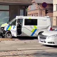 Video: Rīgā uz izsaukumu braukušā policijas busiņā ietriecies vieglais auto