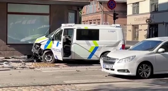 Video: Rīgā uz izsaukumu braukušā policijas busiņā ietriecies vieglais auto