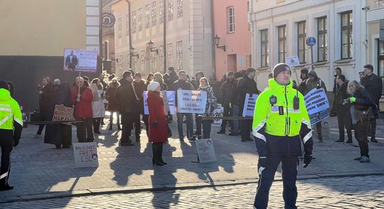 Reportāža: Protests pret jauno Civilās savienības likumprojektu pulcē ļaužu pulku