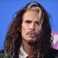 Aerosmith прерывает гастроли: Стивен Тайлер повредил связки и больше не сможет петь