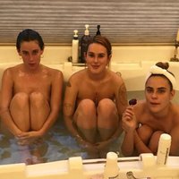 Vilisa un Mūras trīs daiļās meitas plikas plunčājas vannā