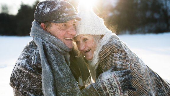 seniori pāris prieks ziema attiecības 