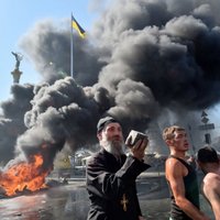ВИДЕО, ФОТО. На Майдане начались столкновения между активистами и силовиками