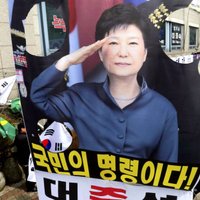 Korupcijā apsūdzētā Dienvidkorejas eksprezidente saņem smagu cietumsodu