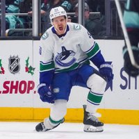 Bļugers turpina 'uguņot' – divas rezultatīvas piespēles pret 'Maple Leafs'