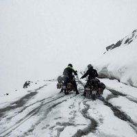 Video: Neprātīgi lietuviešu ceļotāji ar močiem šķērso augstāko Himalaju pāreju un riskē ar dzīvību