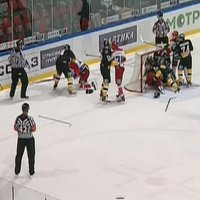 Video: masveida kautiņš starp CSKA un 'Severstaļ' hokejistiem
