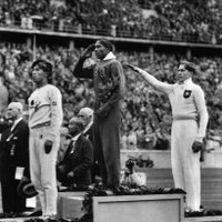 Leģendārā vieglatlēta Džeses Ovensa olimpiskā zelta medaļa nonāks izsolē