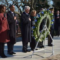 Obama un Klintons svinīgi noliek vainagu uz Džona Kenedija kapa