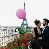 Sieviete ar rozā balonu: iespējams, oriģinālākie foto no dzīves Parīzē