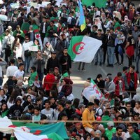 Alžīrieši protestē pret Buteflikas mēģinājumu palikt pie varas
