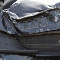 Jaunpils novadā automašīna nobrauc no ceļa; dzīvību zaudē vadītājs