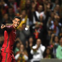 Ronaldu ar 'hat-trick' kaldina Portugāles uzvaru pār Fēru salām un apsteidz Peli