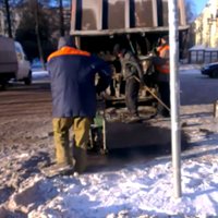 Video: Krievijā asfaltu liek tieši virsū sniega segai