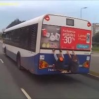 Video: 'Rīgas Satiksme' autobusa aizmugurē pieķērušies divi bērni