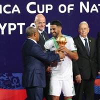 Alžīrijas futbola zvaigznei Mahrezam par rokasspiediena ignorēšanu draud iebraukšanas aizliegums Ēģiptē