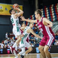 Latvijas basketbolisti Eiropas U-20 čempionāta astotdaļfinālā netur līdzi Lietuvai