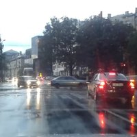 ВИДЕО: Водитель Volvo зарабатывает "минусы в карму" в центре Риги