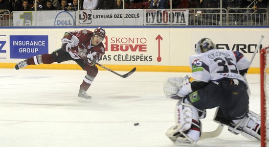 Rīgas 'Dinamo' KHL Rietumu konferencē nodrošina septīto vietu