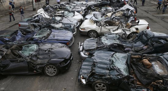 Foto: Filipīnās muitas gadadienu nosvin ar smalku auto saplacināšanu