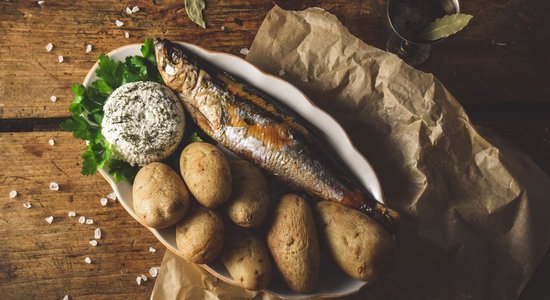 Uz oglēm cepta siļķe ar rūgušpienu un kartupeļiem