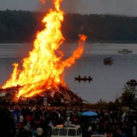 Foto: Somijas lielākais Līgo svētku ugunskurs