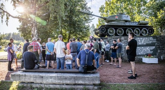 Из-за слухов о сносе десятки жителей Нарвы собрались у памятника советскому танку