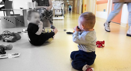 Читательница возмущена: в Детской больнице больше не требуют надевать бахилы