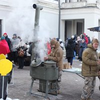 Rindas pēc Dziesmu svētku biļetēm: mediķu palīdzība aukstumā stāvētājiem pagaidām nav nepieciešama