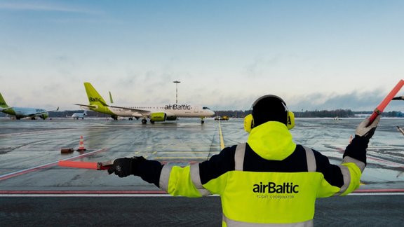 airBaltic, Airbus A220-300, aviācija, lidmašīna, lidosta, darbinieks