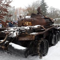 Foto: Pie Krievijas vēstniecības Rīgā atved ukraiņu iznīcināto okupantu tanku