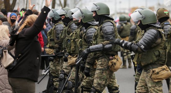 Протесты в Минске: силовики разогнали акцию на "Площади перемен", применив светошумовые гранаты