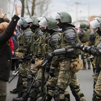 Minskā milicija aiztur protestētājus un raida gaisā brīdinājuma šāvienus