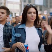 'Pepsi' reklāma izsauc asas diskusijas; uzņēmums atvainojas
