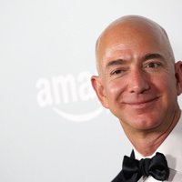 Pēc 'Melnās piektdienas' iepirkšanās 'Amazon' dibinātāja Bezosa bagātība pārsniegusi 100 miljardus dolāru