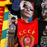 Венгерская полиция заставила россиян снять майки с символикой СССР