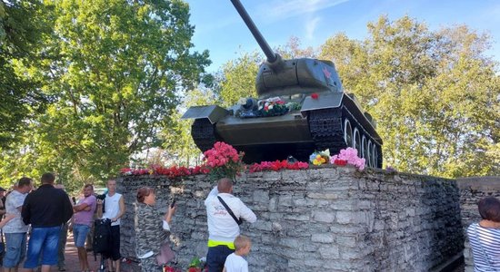 Памятник советскому танку в Нарве все-таки демонтируют — на первое время Т-34 перенесут в "закрытое" место