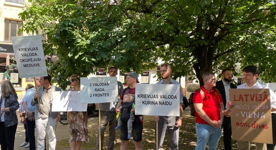Reportāža: Dziesmas un plakāti – protests pret priekšvēlēšanu debatēm krievu valodā