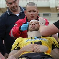 Капитан сборной Латвии с сотрясением мозга доставлен в больницу (ВИДЕО)