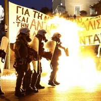 Foto: Atēnās asas sadursmes starp protestētājiem pret aizdevēju reformām un policiju