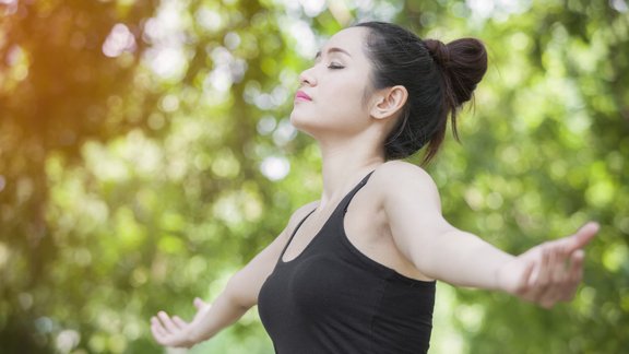 sieviete, elpošana, svaigs gaiss, meditācija 