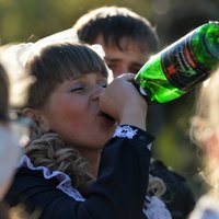 Aptauja: Pusaudži aizvien mazāk lieto alkoholu